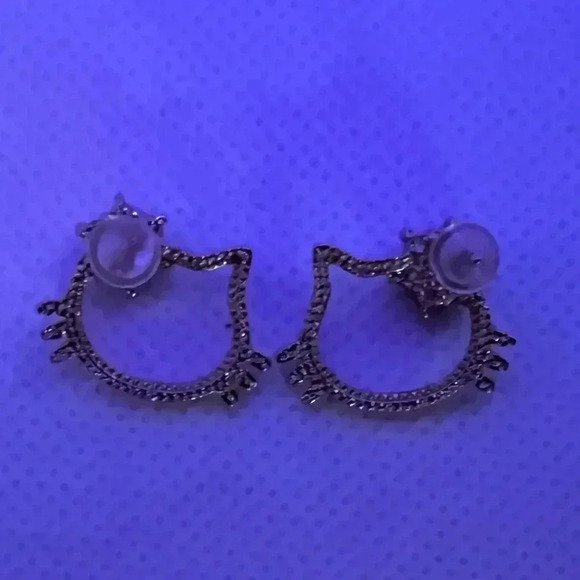 Hello Kitty | Kitty cat style post earrings. - Picture 5 of 7